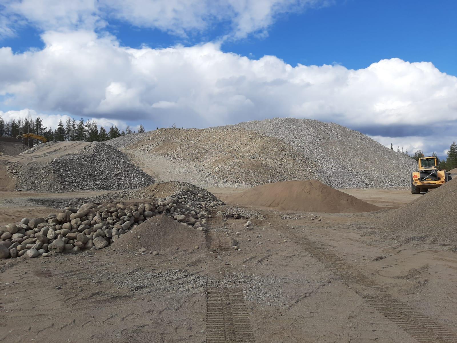 Soramonttu ja kaivinkone työssä Pihtiputaan Kokkomäessä - Hiekkakolmio Oy:n laadukas sora-alue